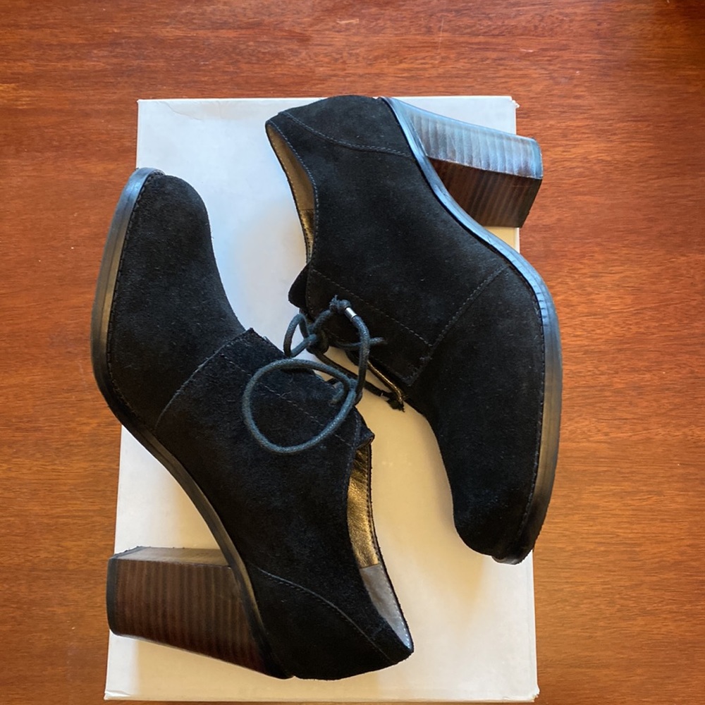 EUC: Banana Republic black suede ankle booties. Size 8.5.
